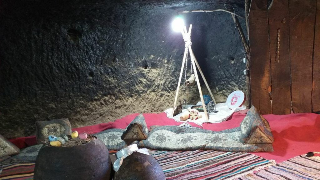 بوم گردی خونه سنگی شهربابک