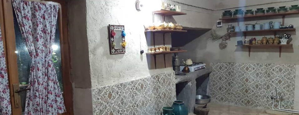 اقامتگاه بوم گردی ننو عذرا بردسیر