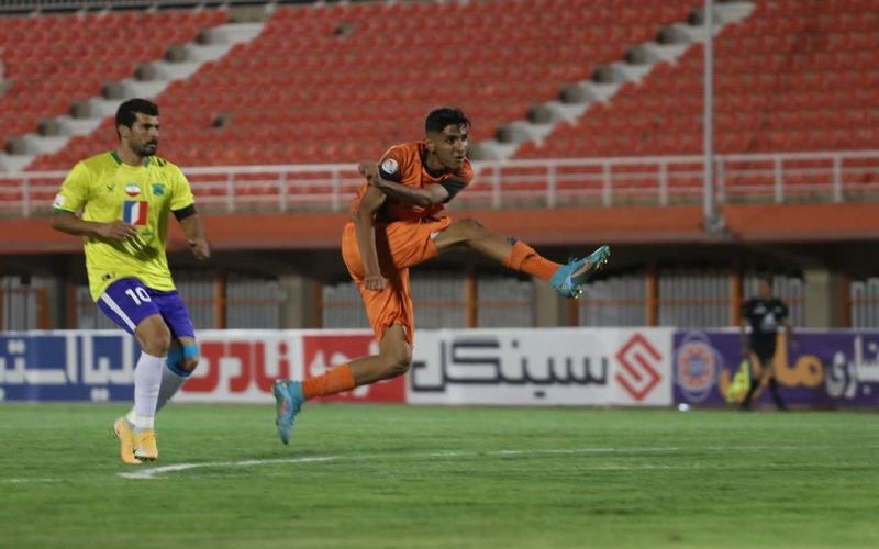 , در صورت تساوی امتیاز مس کرمان و نفت آبادان، مس بالاتر از نفت خواهد بود