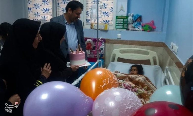 وقتی کادر درمان برای کودک مجروح انفجار تروریستی جشن تولد می‌گیرند