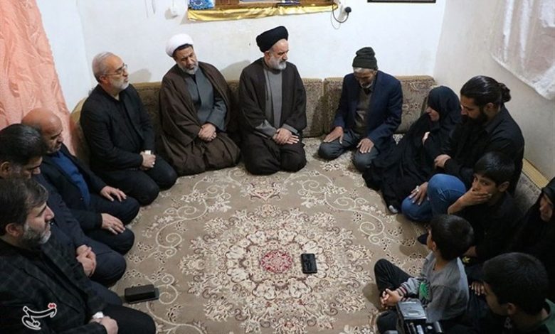 دیدار نماینده رهبری با خانواده‌های شهدای انفجار تروریستی کرمان