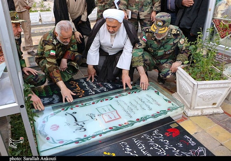 , ادای احترام فرمانده نیروی زمینی ارتش به حاج قاسم و شهدای انفجار تروریستی کرمان