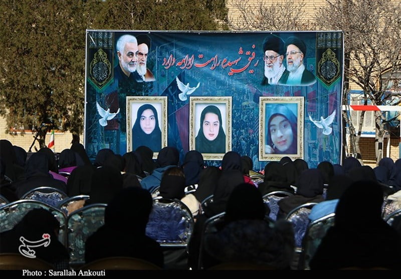 , روز غم‌بار دانش‌آموزان کرمانی‌/ گل‌هایی که جای دانش‌آموزان شهید را پر کردند