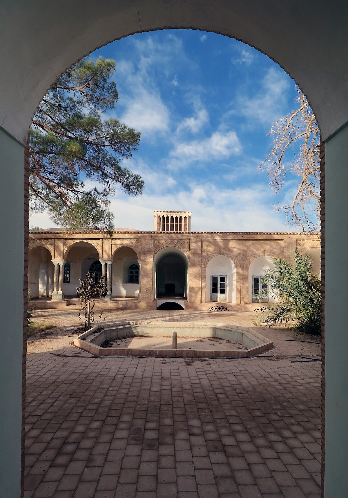 , خانه فخری راور