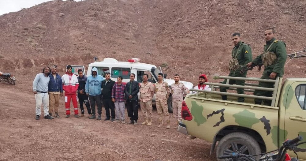, مهندسین معدن مفقود شده در بیابان حرجند توسط پلیس راور نجات یافتند