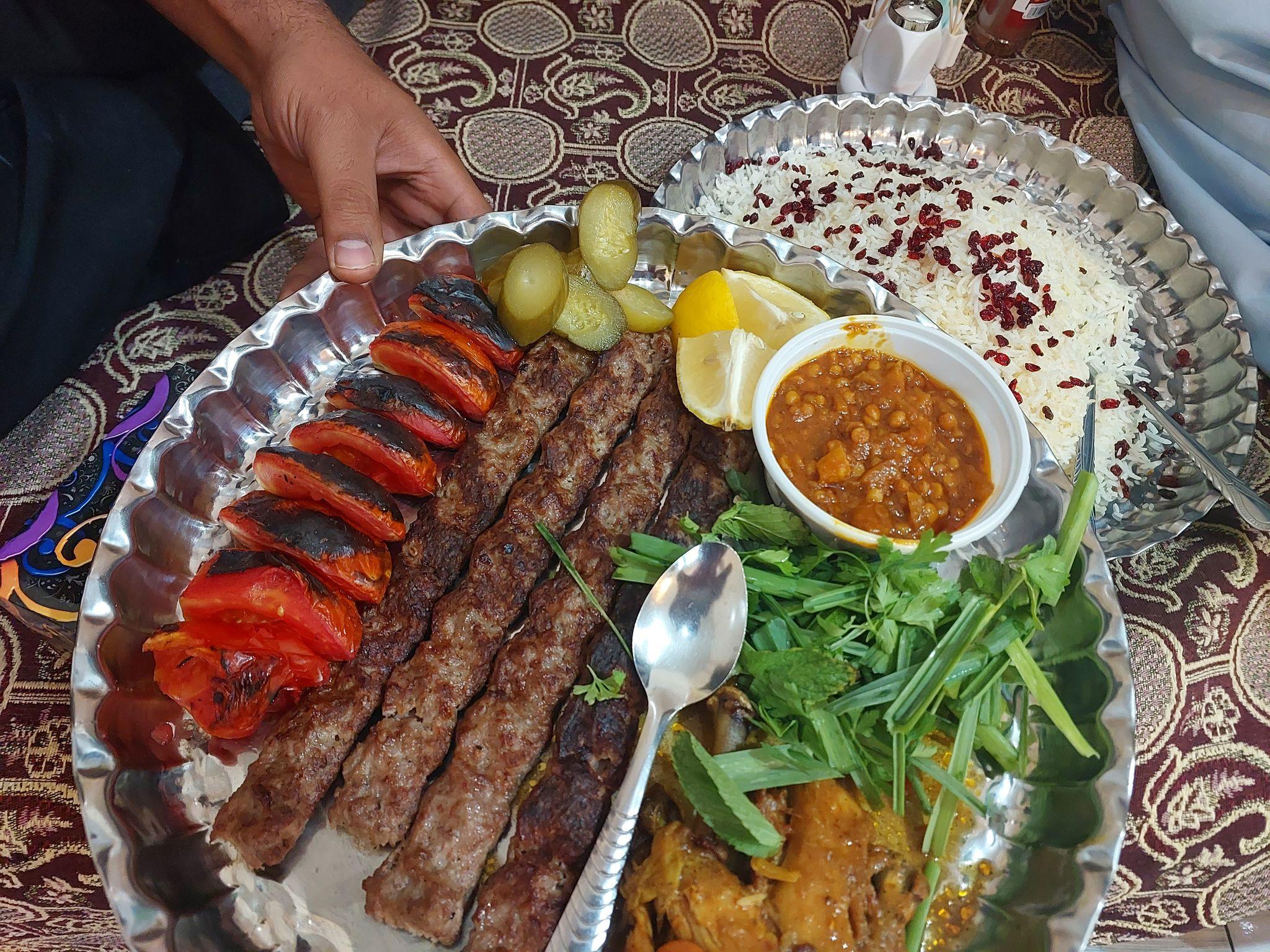 , رستوران و سالن غذا خوری زیتون قلعه گنج