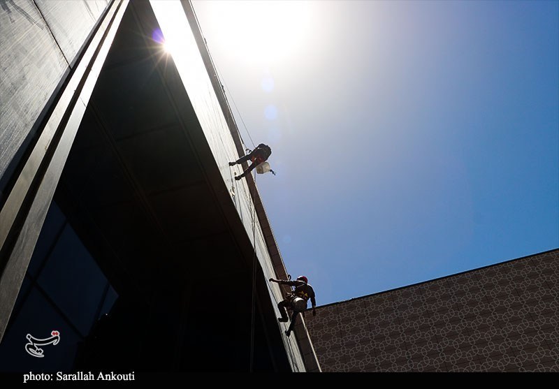 , وقتی زمین دور می‌شود؛ روایت کارگرانی که آسمان محل کارشان است