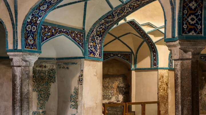 , فریاد خاموش مجسمه های تاریخی در حمام گنجعلیخان پیچید
