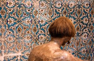فریاد خاموش مجسمه های تاریخی در حمام گنجعلیخان پیچید