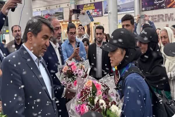 , استاندار کرمان از دو دختر مدال آور کاراته آسیا استقبال و تقدیر کرد